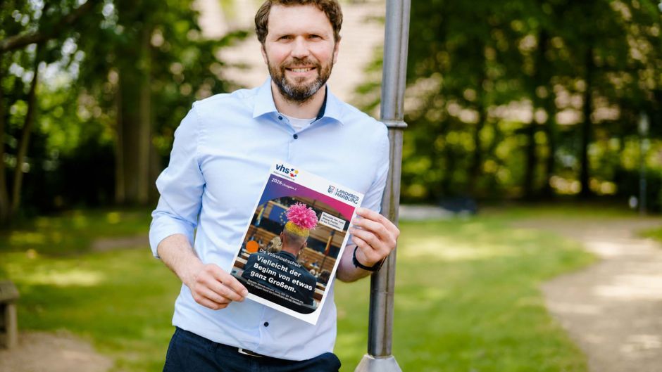 Stefan Baumann präsentiert das neue Programmheft der Kreisvolkshochschule Landkreis Harburg für das Herbst- und Wintersemester 2026. Das Pressefoto basiert auf einer Originalaufnahme. Das Zeitschriftencover wurde nachträglich digital angepasst. Foto. ein