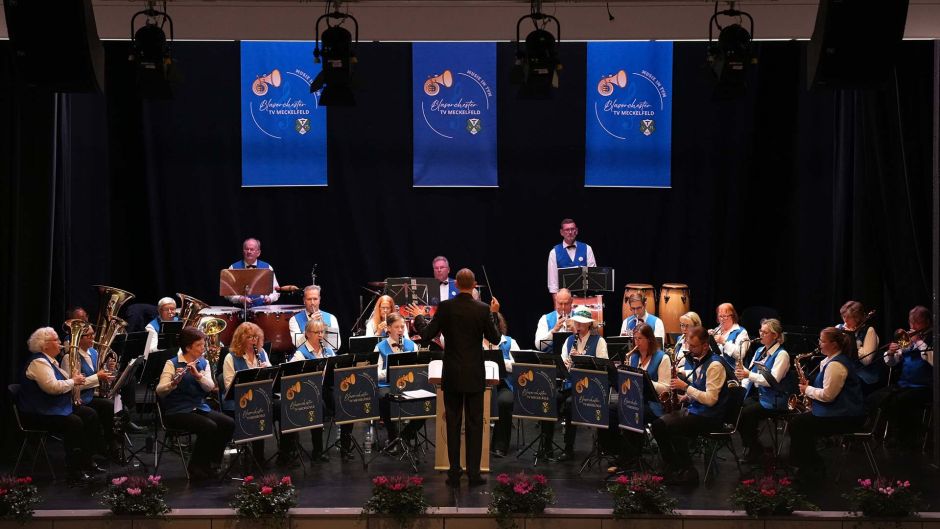 Musik- und Kaffeegenuss: Das Blasorchester des TV Meckelfeld begeisterte das Publikum beim Kaffee- und-Kuchen-Konzert in der Burg Seevetal. Foto: Musik im TVM