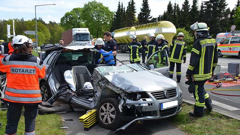 Zwei Schwerverletzte wurden aus diesem zerstörten Polo bei einem Unfall am Donnerstagmittag auf der B73 in Ovelgönne geborgen. | Foto: ein