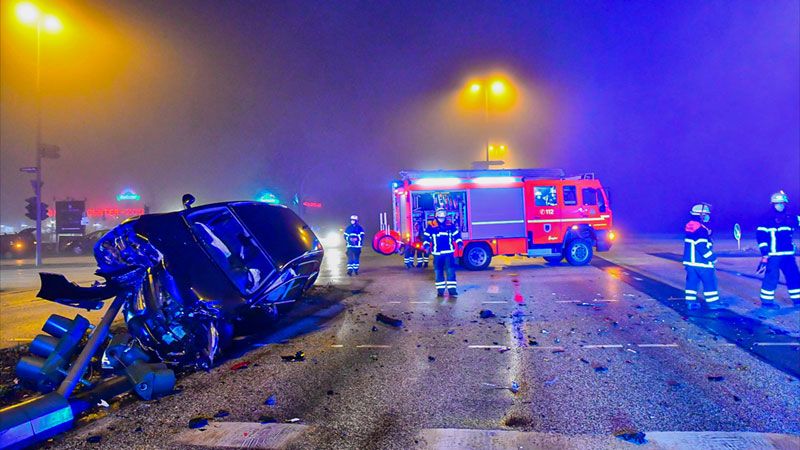 Der schwarze Kombi wurde durch den Unfall auf der Ampel aufgebockt. | Foto: HamburgNews