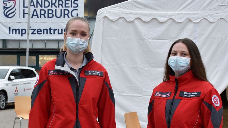 Nadine Fischer (links) und Annika Stegelmann leiten das Impfzentrum der Johanniter in der Schützenhalle in Buchholz. | Foto: Johanniter