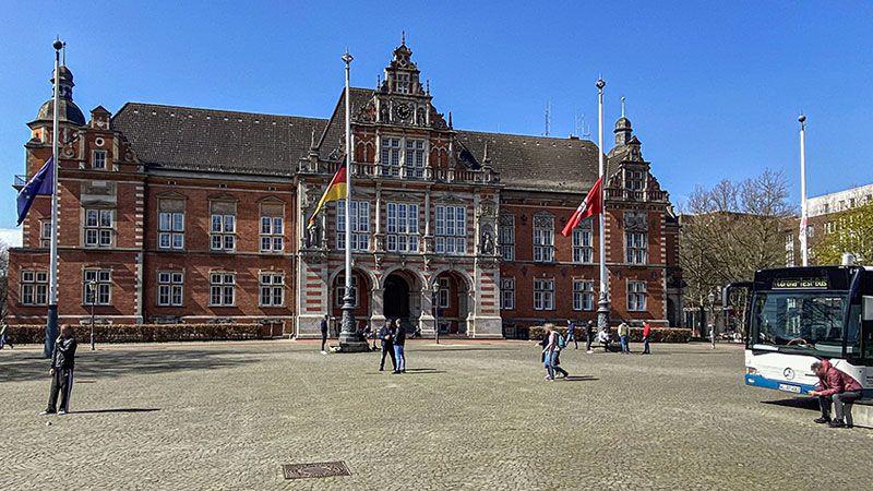Auch vor dem Harburger Rathaus, vor dem heute auch der Corona-Schnelltestbus stand, wehen die Fahnen auf Halbmast im Gedenken an die bisher rund 80.000 Coronatoten in der Bundesrepublik. | Foto: Niels Kreller