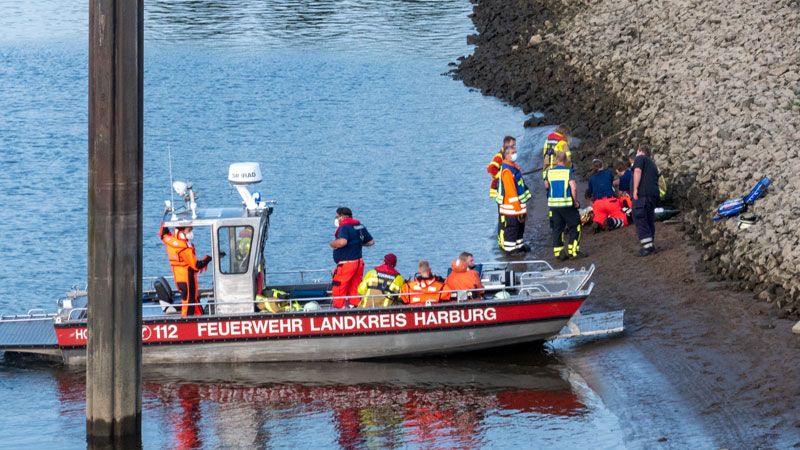 Nachdem die Feuerwehr die beiden Schwimmer aus der Elbe geborgen hatte, kamen die beiden ins Krankenhaus. | Foto: JOTO