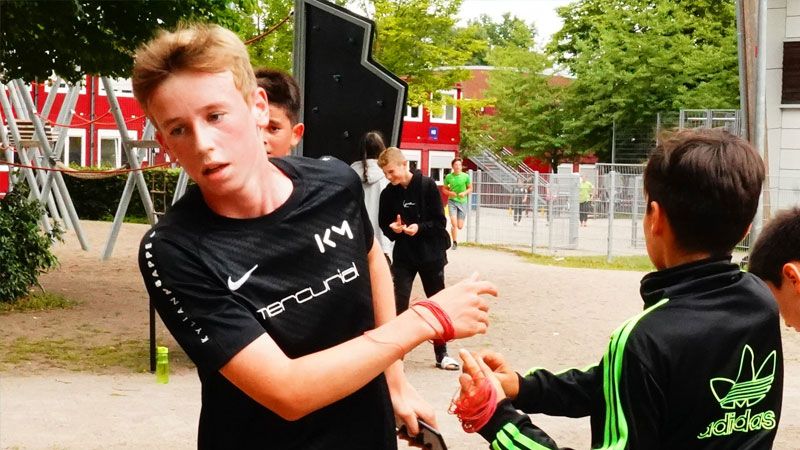 Bis ins süditalienische Neapel und wieder zurück: Für den guten Zweck legten die Schüler der Stadtteilschule Fischbek-Falkenberg eine solch lange Strecke an nur einem Vormittag zurück. | Foto: ein