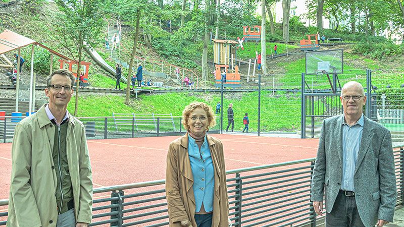 Joachim Bode (rechts) und Anke Kahlbau vom EBV sowie Jan Paulsen vom Bezirks freuen sich darüber, dass der Spielplatz bei den Kids gut ankommt. | Foto: Niels Kreller