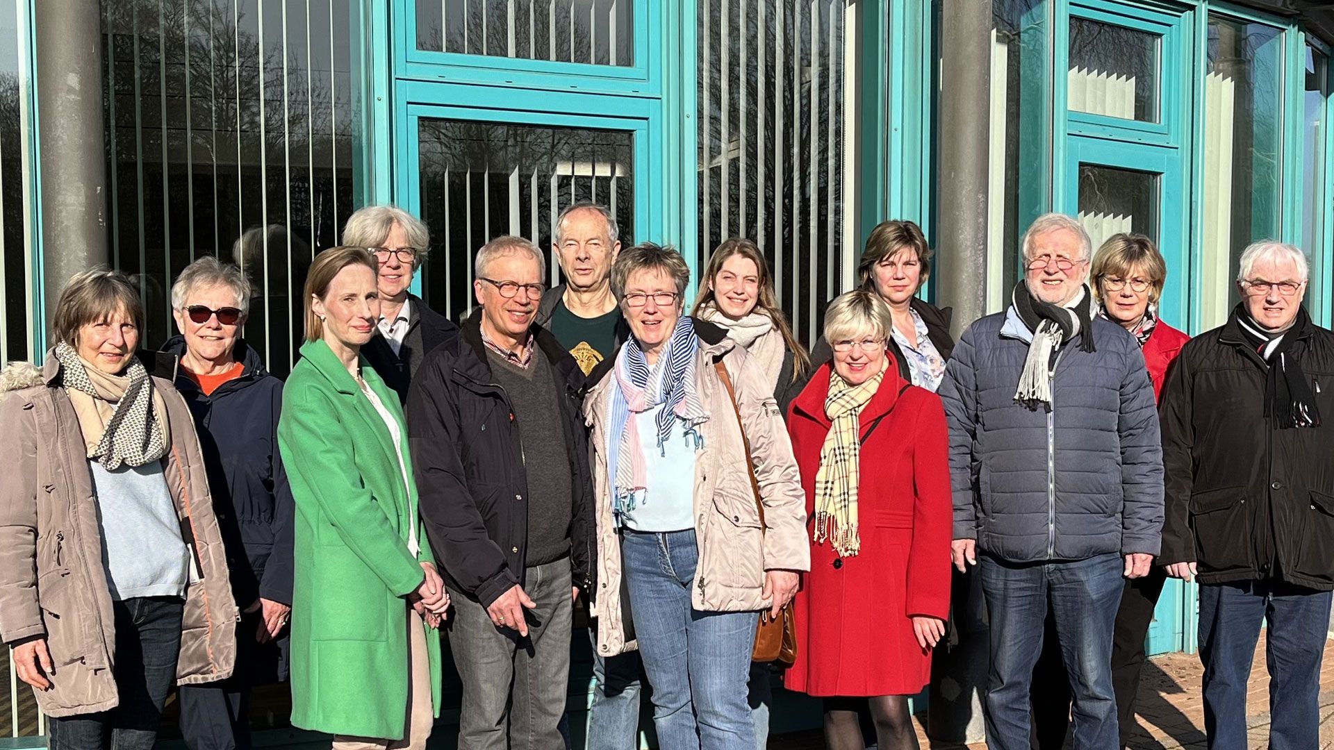 Seevetals Bürgermeisterin Emily Weede (Vierte von links), Ralf Lange, Vorsitzender des Gesangsverein „Sängerlust“ (rechts) und viele weitere Vertreterinnen und Vertreter der Seevetaler Chöre sowie die für den Fleester Hoff zuständigen Mitarbeiterinnen der Gemeinde. | Foto: Gemeinde Seevetal