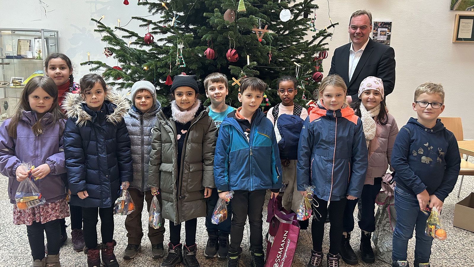 Freuen sich über den tollen Weihnachtsbaum: die Kinder der Alten Stadtschule und  Bürgermeister André Wiese. | Foto: ein