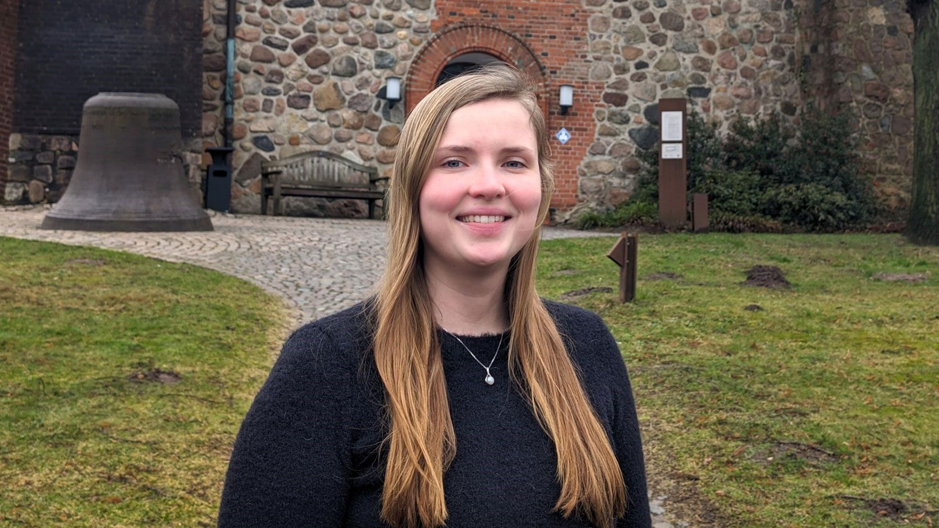 Anna-Lena Hübsch vor der Hittfelder Mauritiuskirche. | Foto: A-L. Hübsch