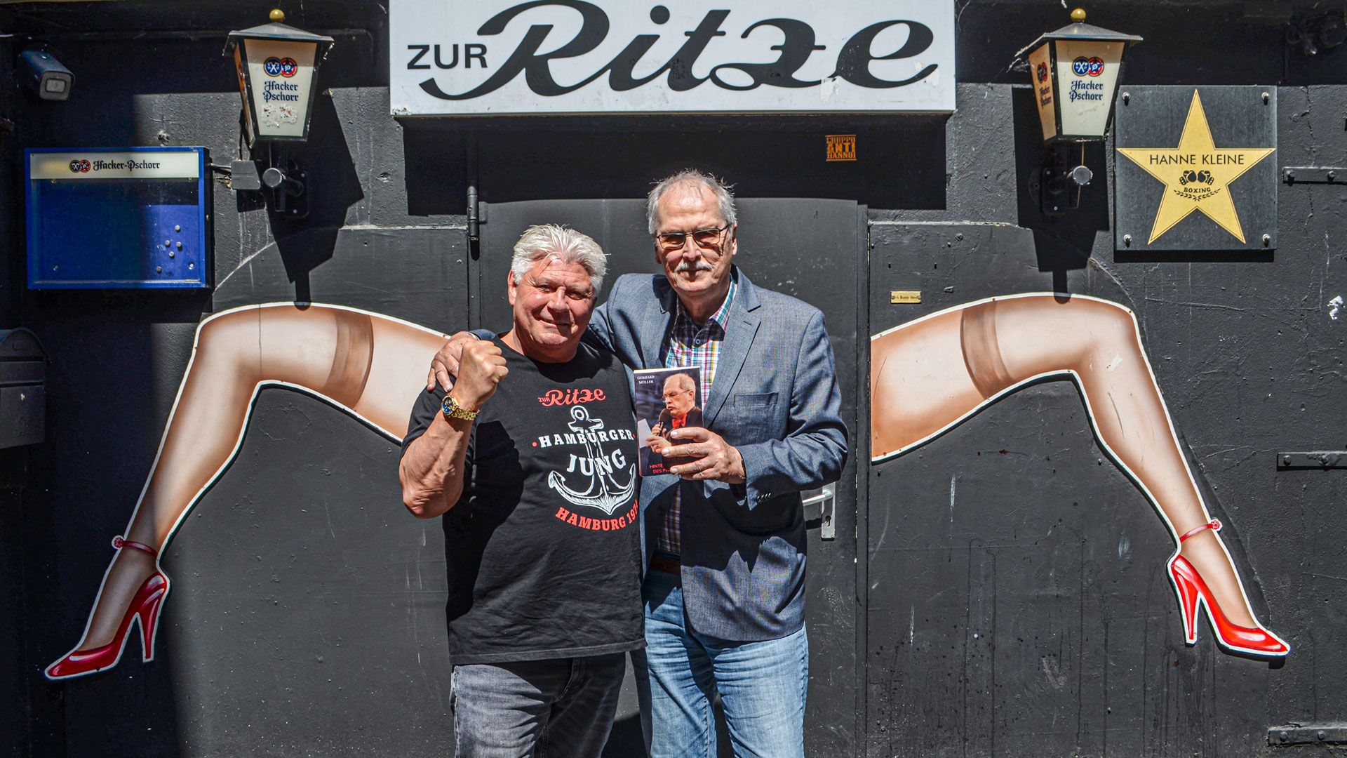 Autor Gerhard Müller und Carsten Marek, Inhaber Zur Ritze. | Foto: Harald Becker  hfr