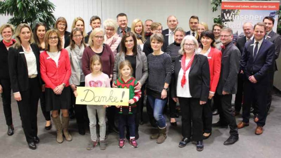 Elisabeth Schirm-Behrend (von links), Hebamme; Sonja Ubländer, Leiterin des Familienzentrums Winsen; Cornelia Franke, Hebamme, sowie Lena und Mija, Töchter von Sonja Ubländer, freuen sich mit Jörn Stolle, Direktor Regionalbereich Ost (Zweiter vn rehts und den Mitarbeiterinnen und Mitarbeitern des Sparkassen- Beratungscenters in Winsen über die Weihnachtsspende 2018. | Foto: ein