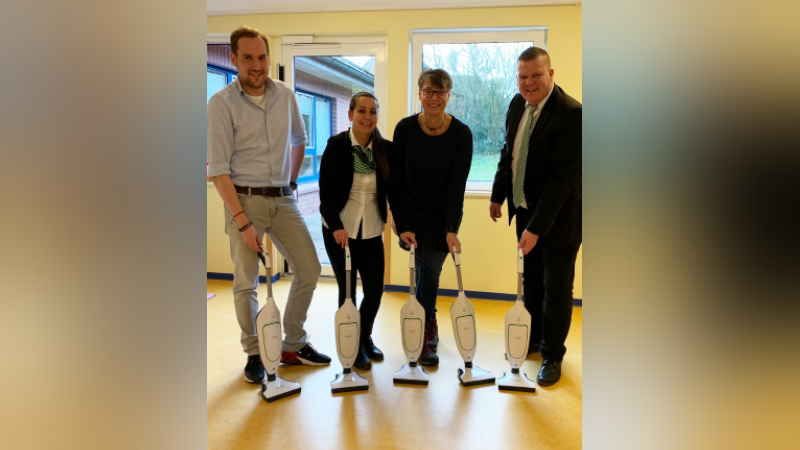 Das DRK-Kita-Team Nenndorf freut sich über die Staubsauger-Spende: Patrick Backeberg (Kita-Leitung DRK-Kita Nenndorf) mit Jennifer Weßeloh (Vorwerk-Kundenbetreuerin), Sabine Abel-Siebert (Erzieherin) und Dennis Weßeloh (Vorwerk-Kundenbetreuer) (v. links nach rechts). | Foto: ein
