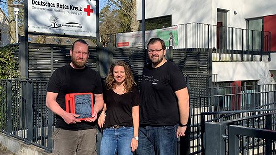 Adrian Porsch (l.), hier mit Kollegin Sandy Mündel und Christian Bierwirth, stellvertretender Leiter der DRK-Kita Harburger Berge, entwickelt die Videos für den YouTube-Kanal der Kita   | Foto: DRK Hamburg-Harburg e.V.