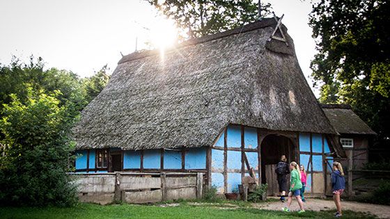 Ab sofort öffnet das Freilichtmuseum am Kiekeberg in Ehestorf über den Sommer auch montags. | Foto: FLMK