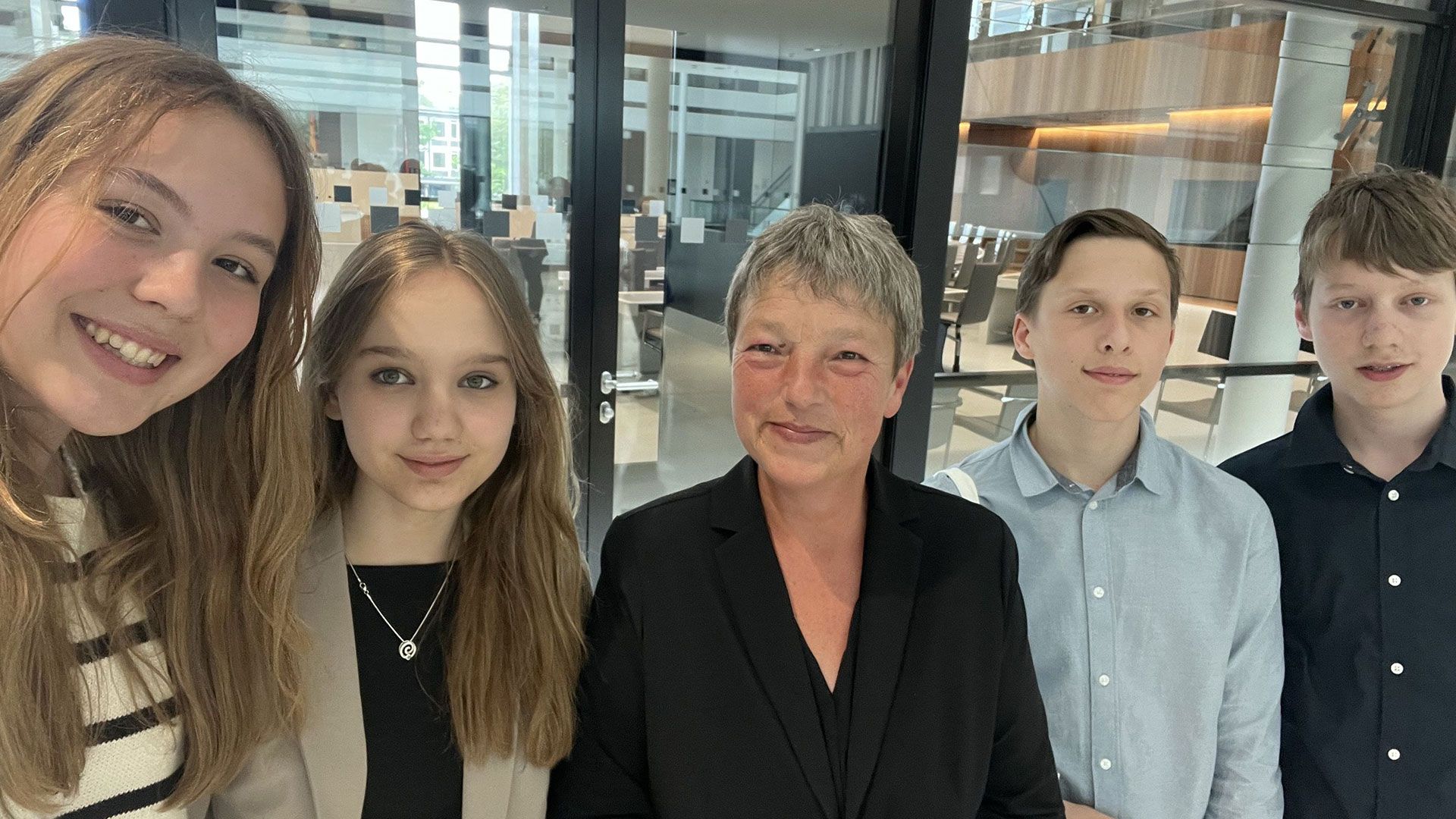 Das schreibende GAK-Team mit der Landtagspräsidentin Hanna Naber (Mitte) mit Lilly General, (von links), Jona Knoch, Julius Bansa und Jarvis Seekamp. | Foto: GAK
