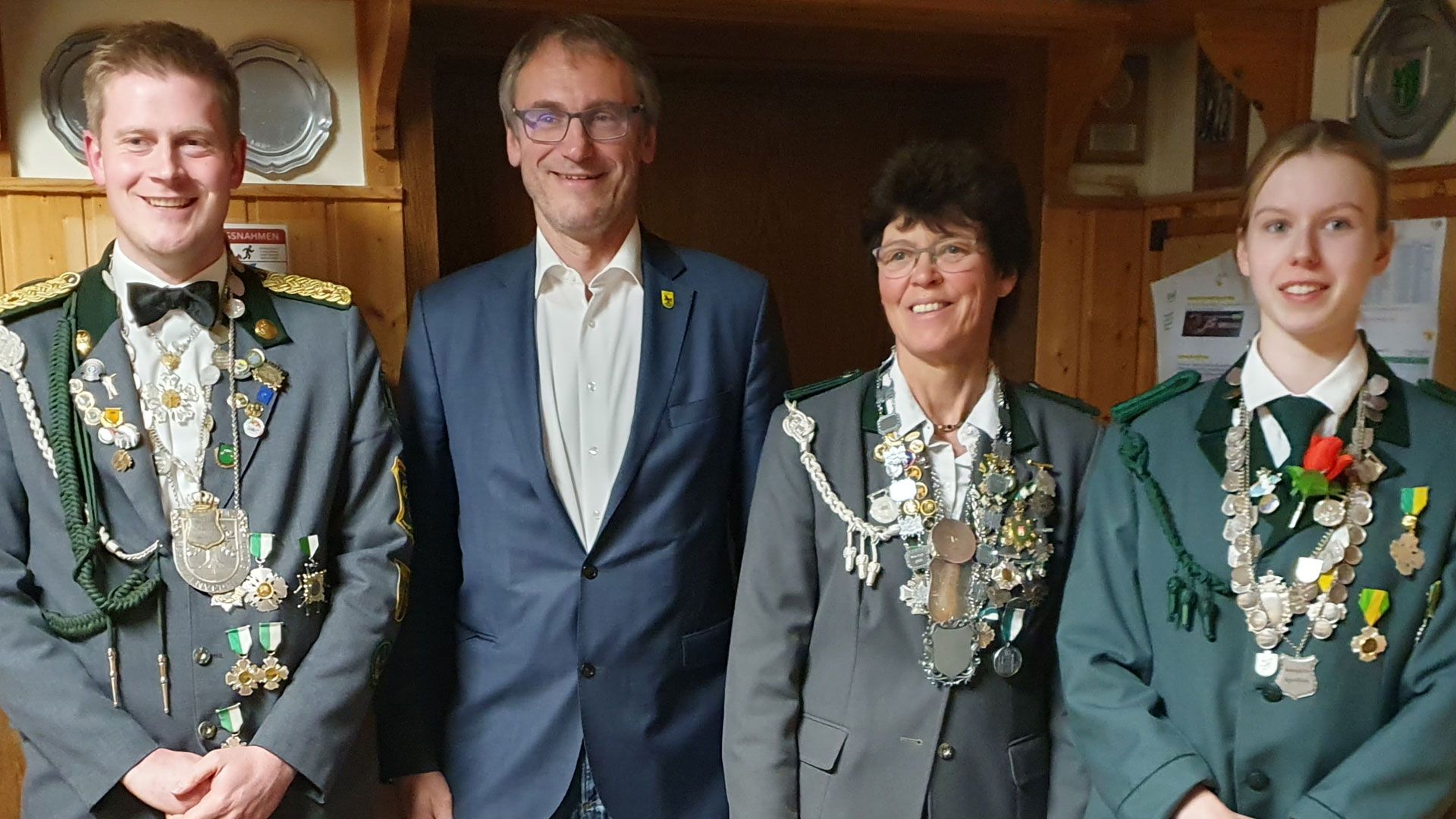 Die drei Erstplatzierten neuen Rosengarten-Majestäten: Tom Peters (von links) vom Schützenverein Eckel, Bürgermeister Dirk Seidler, Karin Pfaffenbachvom Schützenverein Tötensen-Westerhof und Jugendkönigin Cara Lüders vom Schützenverein Vahrendorf. | Foto: SV Klecken