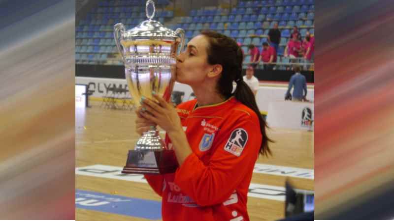 Julia Gronemann küsst den DHB-Pokal nach dem sensationellen Gewinn des DHB-Pokals des Buxtehuder SV im Jahr 2017 in Bietigheim. | Foto: ein