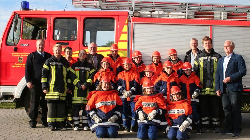 Stolz präsentierten die Nachwuchsretter aus Vahrendorf/Sottorf im Beisein der aktiven Feuerwehrleute und vom Lions-Club HH-Rosengarten die neuen Jacken.  Foto: ein
