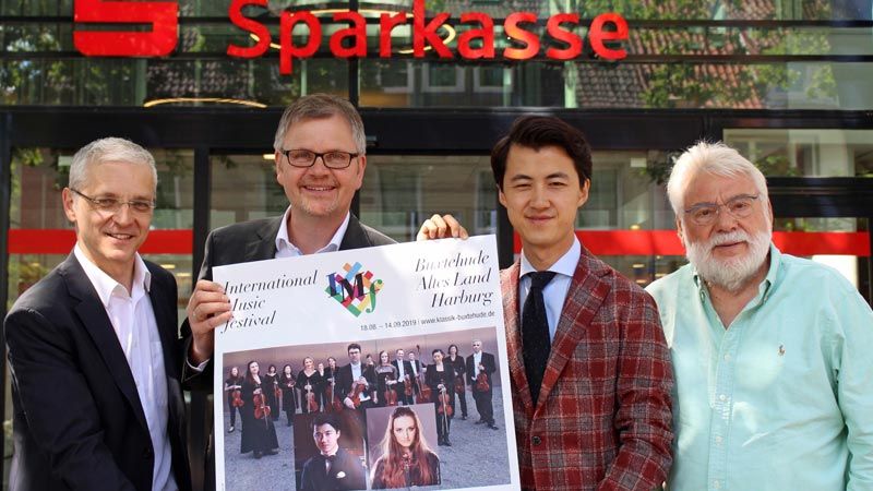 Freuen sich auf die Konzerte in der Buchholzer Empore und in Buxtehude: Empore-Chef Onne Hennecke (von links), Cord Köster von der Sparkasse Harburg- Buxtehude, Weltklasse-Pianist Haiou Zhang und Dieter Klar, der Intendant des Internationalen Music Festivals. | Foto: Wolfgang Gnädig