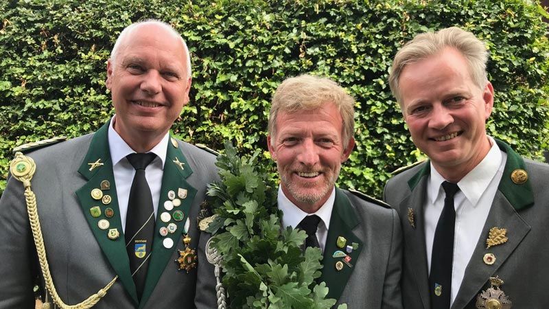 Hittfeld neuer Schützenkönig Sören Sahling mit seinen Adjutanten Helmut Dohrmann und Georg Kant. | Foto: ein