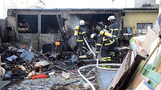 Die Feuerwehr löschte den Brand in der garage. | Foto: André Lenthe Fotografie