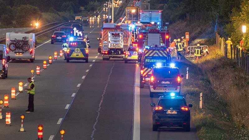 Bei einem Unfall auf der A1 wurden am Mittwochabend drei Personen schwer verletzt. | Foto: JOTO