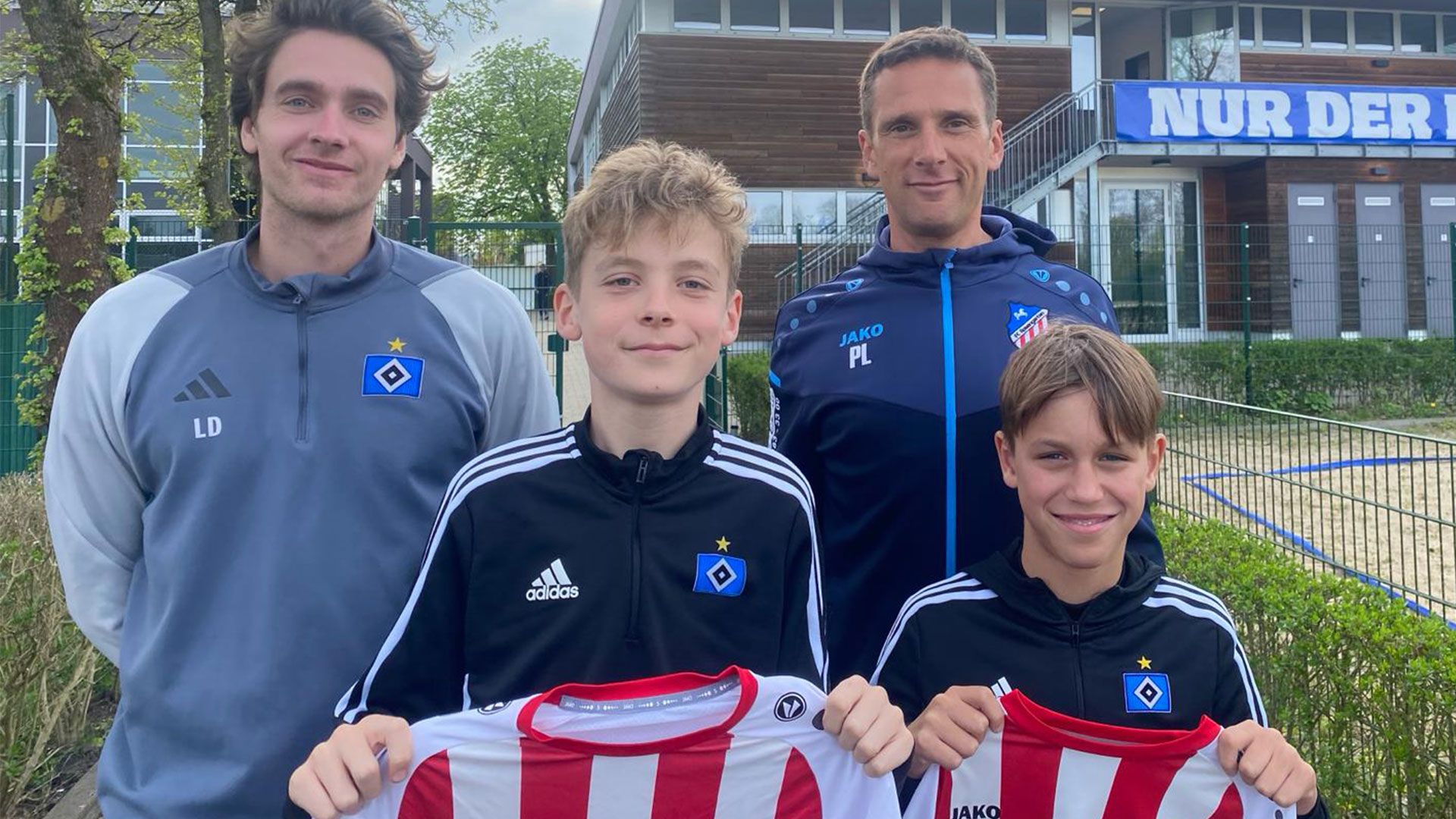 Von FC Rosengarten zum HSV: Nikki und Lean mit HSV Trainern. | Foto: ein