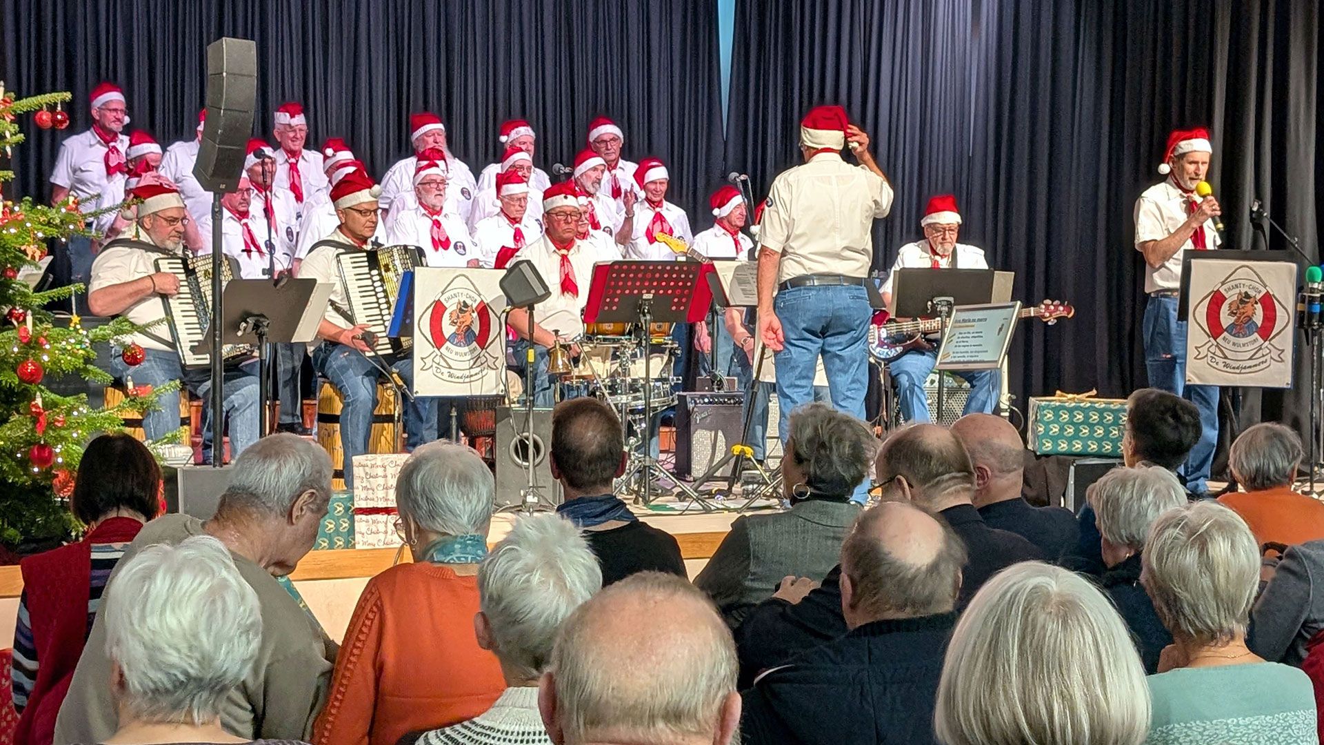 Der Neu Wulmstorfer Shanty-Chor „De Windjammers“ begeisterte bei seinem Weihnachtskonzert die Zuhörer. | Foto: ein