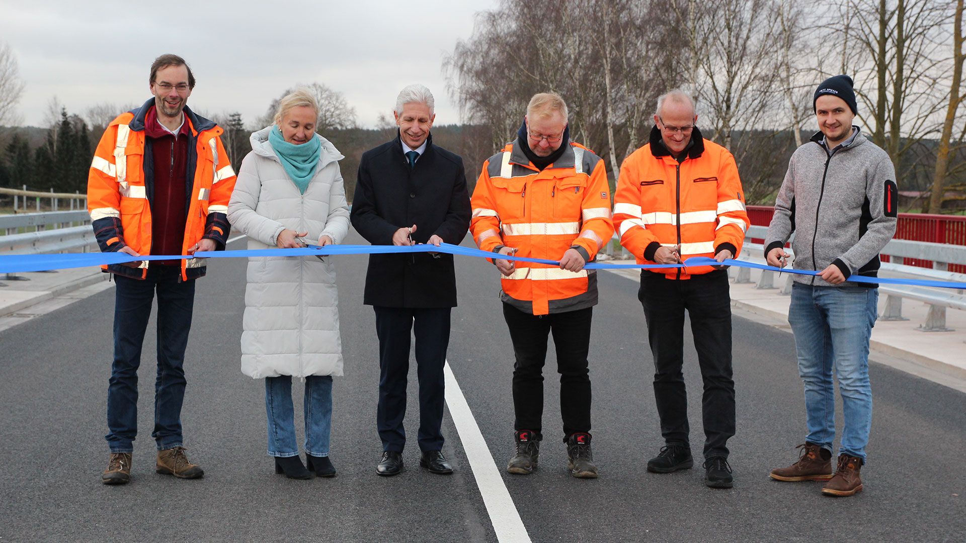 Mit dem symbolischen Banddurchschneiden wird die Kreisstraße 9 wieder freigegeben (von links) Benjamin Frank (Landkreis), Susanne Hillmer-Bess (Planungsbüro), Landrat Rainer Rempe, Robert Panusch und Thomas Schmidt (Landkreis) sowie Steffen Ahting (Baufirma). | Foto: Landkreis Harburg