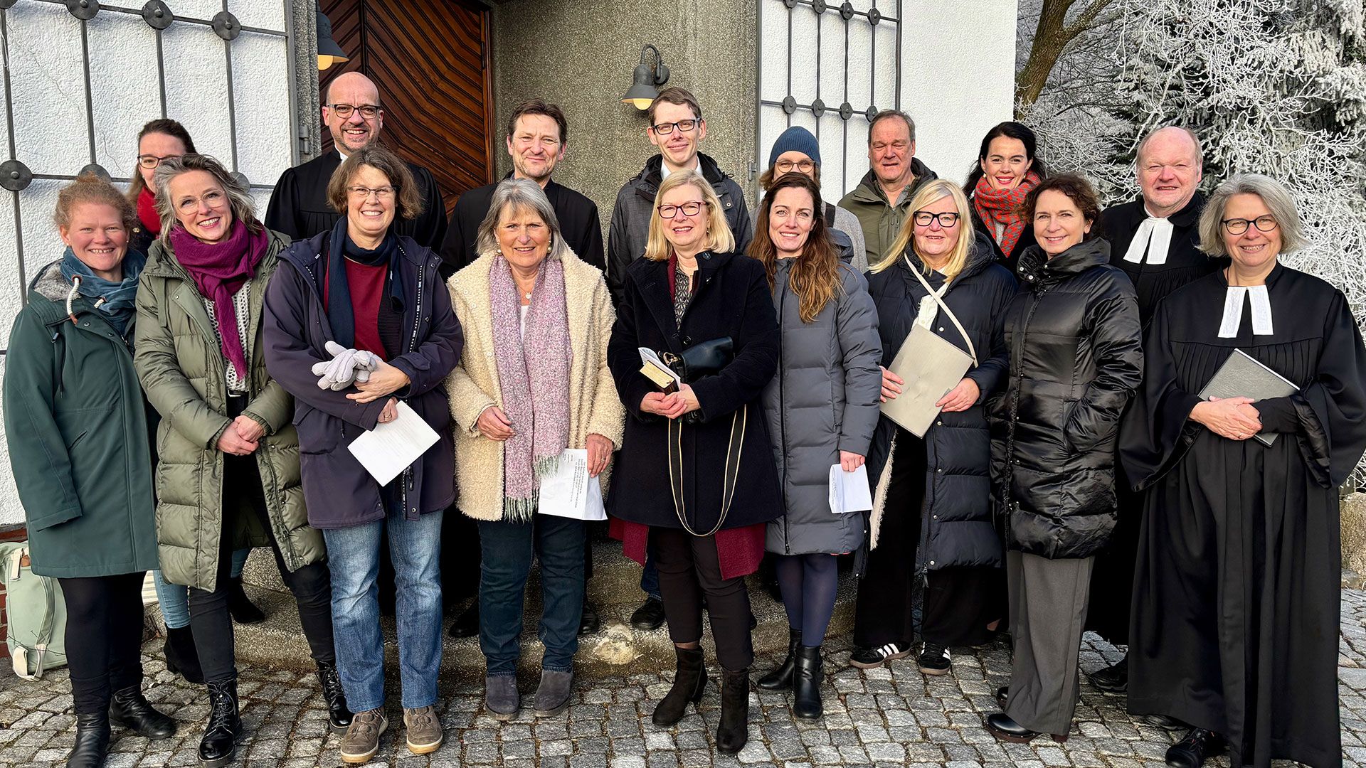 Mitglieder des Kirchengemeinderats der ehemaligen Erlöserkirchengemeinde Vahrendorf und des Kirchenvorstands der Kirchengemeinde Rosengarten mit Pastorin Katharina Behnke (rechts), Superintendent Dirk Jäger (Zweiter von rechts) und Pastor Roland Arndt (hintere Reihe) vor der Erlöserkirche Vahrendorf nach dem Fusionsgottesdienst. | Foto: R. Arndt