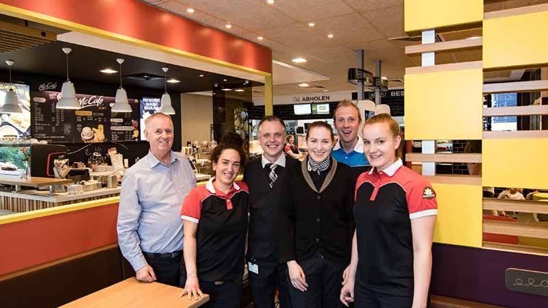 Wolfgang Splitthoff (links) und sein Team freuen sich über den neu gestalteten hellen und freundlichen Gastraum ihres McDonald’s-Restaurant.