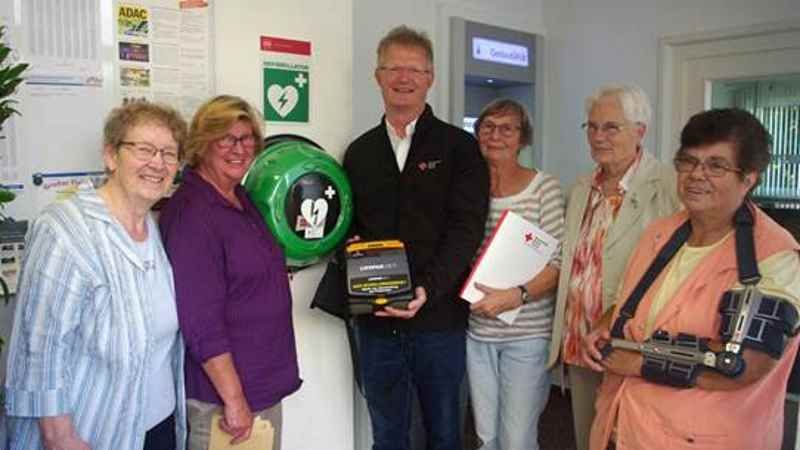Übergabe des Defibrillators in der Volksbank Toppenstedt: Karin Harder (von links, 2. Vorsitzende DRK-Ortsverein Toppenstedt-Tangendorf), Ingrid Bartsch (1.Vorsitzende), Andreas Klask (DRK Erste Hilfe-Ausbilder), Elisabeth Henze, Marianna Mikulla, Helga Schwarze (alle drei DRK-Ortsverein Toppenstedt-Tangendorf). | Foto: ein