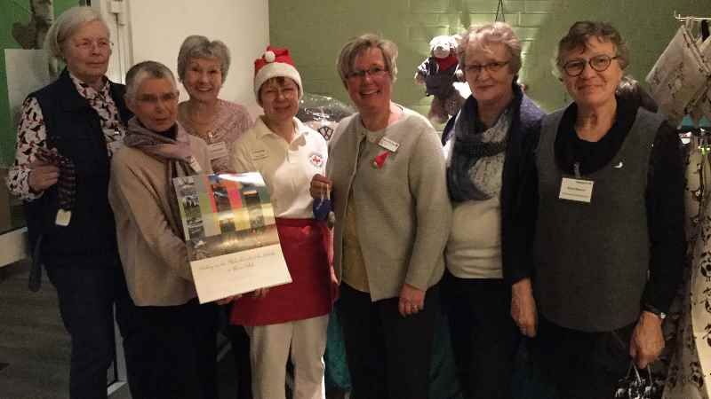 Hospizleiterin Britta True (Fünfte von links) organisierte gemeinsam mit ihrem Team aus Mitarbeitern und Ehrenamtlichen den Adventsmarkt. | Foto: ein
