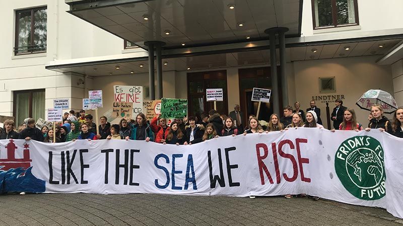 "Like The Sea We Rise" - Fridays for Future demonstrierte am Freitag vor der Umweltministerkonferenz. | Foto. André Lenthe