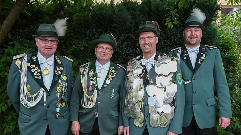 Jubiläumskönig Andreas Bernard freut sich mit seinen Adjutanten Alfred Leye, André Siebert und Dennis Schulz (v.L.n.R.) auf das Jubiläumsfest. | Foto: Niels Kreller