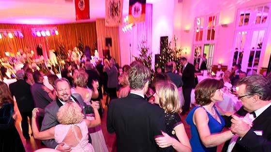 Sehen und gesehen werden: Die Tanzfläche im großen Saal. | Foto: Niels Kreller