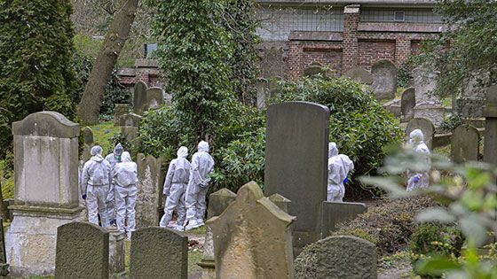 Die Spurensicherung nimmt den Fundort der Leiche auf dem Jüdischen Friedhof Harburg am Schwarzenberg unter die Lupe. | Foto: Niels Kreller
