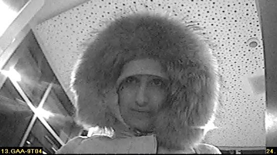 Die Polizei sucht diese Frau, die mit einer geklauten EC-Karte rund 20.000 Euri erbeutet haben soll. | Foto: Polizei