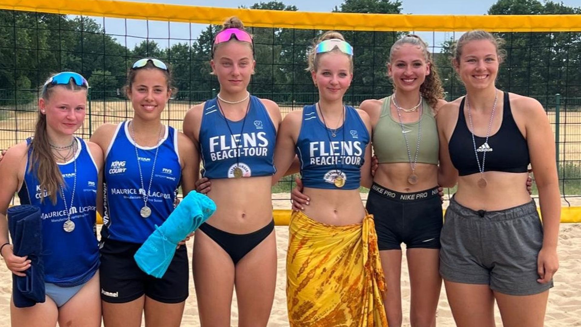 Es zeigt die U19-Meisterinnen Finja Fregien (3. von links) und Mari Höchstetter (4. von links) zwischen den Zweitplatzierten Clemann/Wafdi (links) und dem drittplatzierten Duo Camp/Hälke (FC St. Pauli/Sand für Alle). | Foto: VTH