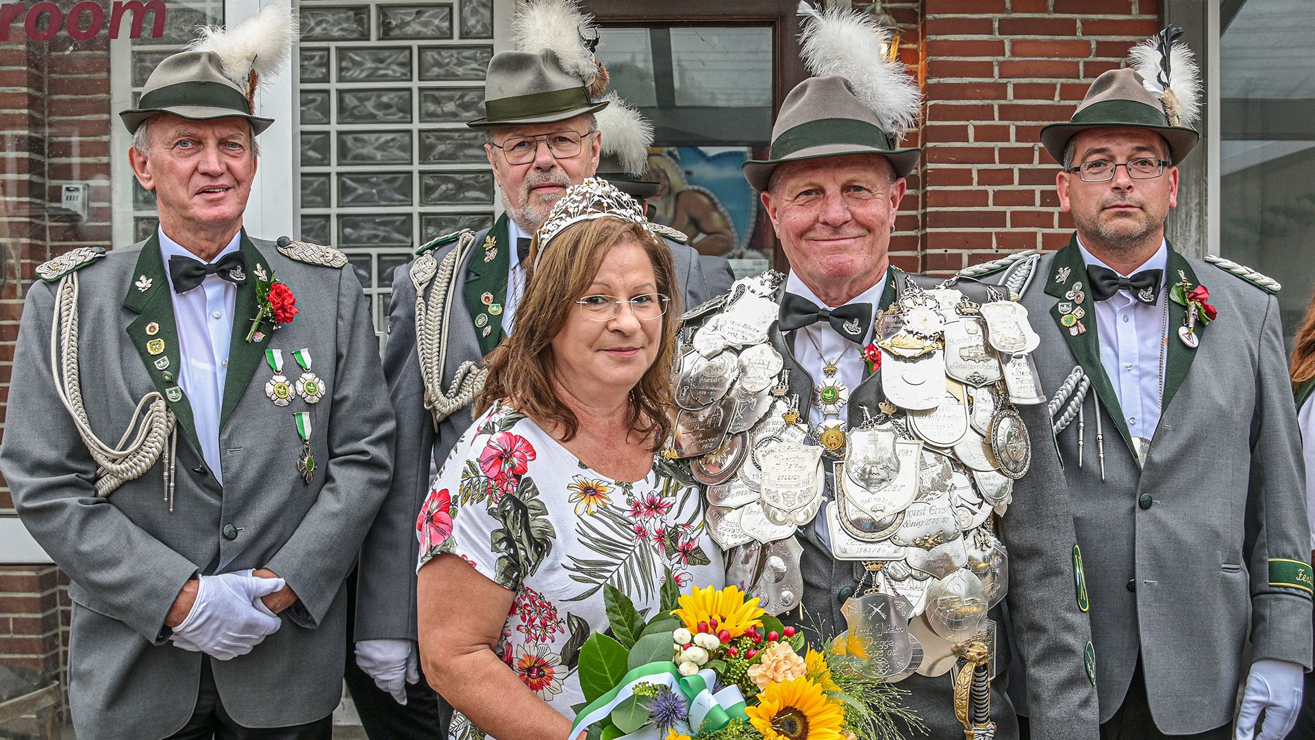 Hans Georg "Schorschi" Wente ist neuer Schützekönig zu Moorburg. Mit seiner Frau Gabriele und den Adjutanten Karsten Thode, André Ossadnik und Jürgen Lühr wird er die Moorburger Schützen im kommenden Jahr vertreten. | Foto: Niels Kreller