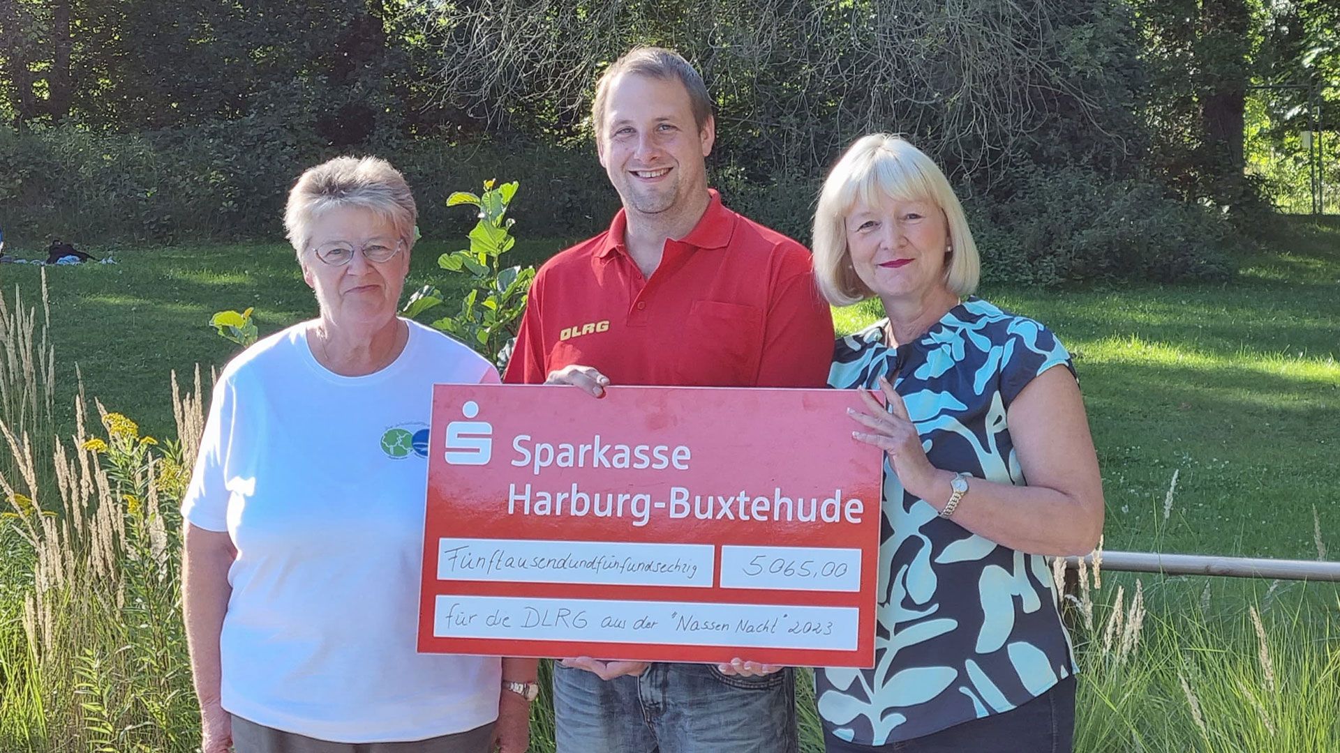 Freuen sich über die große Summe: Ilona Petersen (von links), Schatzmeisterin des Waldbad-Fördervereins Salzhausen, Jan Brinckmann (Vorsitzender DLRG-Ortsgruppe Winsen) und Dagmar Maigatter (Vorsitzende des  Waldbad-Fördervereins Salzhausen). | Foto: DLRG