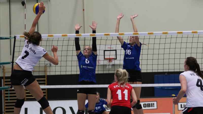 Stina Schimmler (6) und Anna Jungjohann (16) wollen sich auch in dieser Saison gegen den VfL Oythe behaupten. | Foto: ein