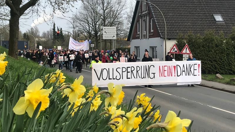 400 Moorburger demonstrierten am Donnerstag gegen die Pläne der HPA. | Foto: News4HH/Lenthe