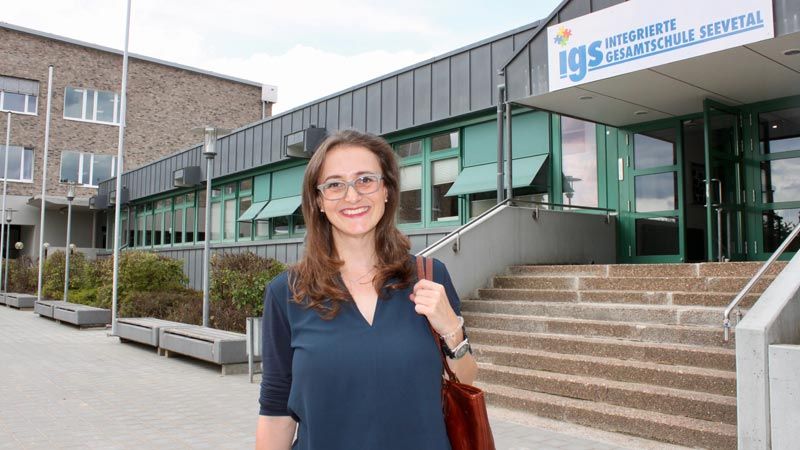 Pastorin Ann Margaret Bär vor der IGS Seevetal in Hittfeld. | Foto: ein/C. Wöhling