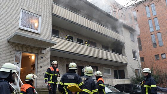 Bei einem Feuer in einem Mehrfamilienhaus im Vinzenzweg in Wilstorf wurde eine behinderte Frau aus ihrer Wohnung gerettet. | Foto: André Lenthe Fotografie