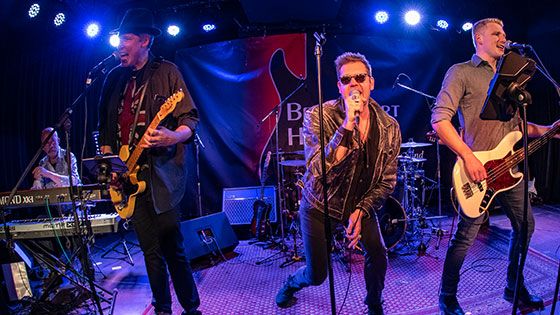 4. Benefizkonzert im Gedenken an Fliege: Die Betty Fort Houseband (hier 2018 beim Benefizkonzert in der Honigfabrik) spielt zusammen mit Geschlossene Gesellschaft auf dem 3. Hast Du Töne-Festival zu Gunsten der Deutschen Muskelschwund-Hilfe. | Foto: Niels Kreller