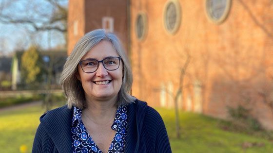 Von der Kirche und der Gemeinde in Ashausen nimmt sie Abschied: Pastorin Anja Kleinschmidt geht nach Lüneburg. | Foto: Malte Frackmann