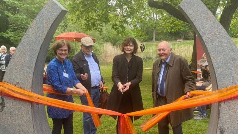 Feierlich eröffneten Dr. Gabriele Heuschert (v.l.), Bezirksamtsleiterin Sophie Fredenhagen und Prof. Dr. Dr.h.c. Herman Rauhe mit dem Duchschneiden des Bandes den Erinnerungsgarten. | Foto: Niels Kreller