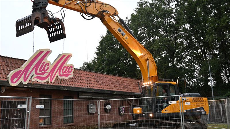 Das endgültige Aus einer Legende: Das Mic Mac in Moisburg wird abgerissen. Am Freitag wurde das Schild der Kult-Disco vom Dach entfernt. | Foto: Tim Borowski