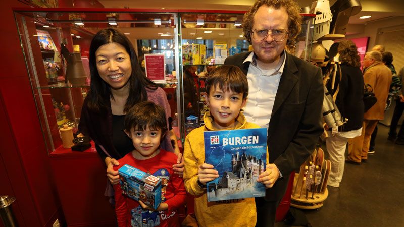 Im Museumsshop des Archäologischen Museum Hamburg gibt es natürlich passend zur aktuellen Ausstelllung viele Geschenkideen für Weihnachten. | Foto: ein