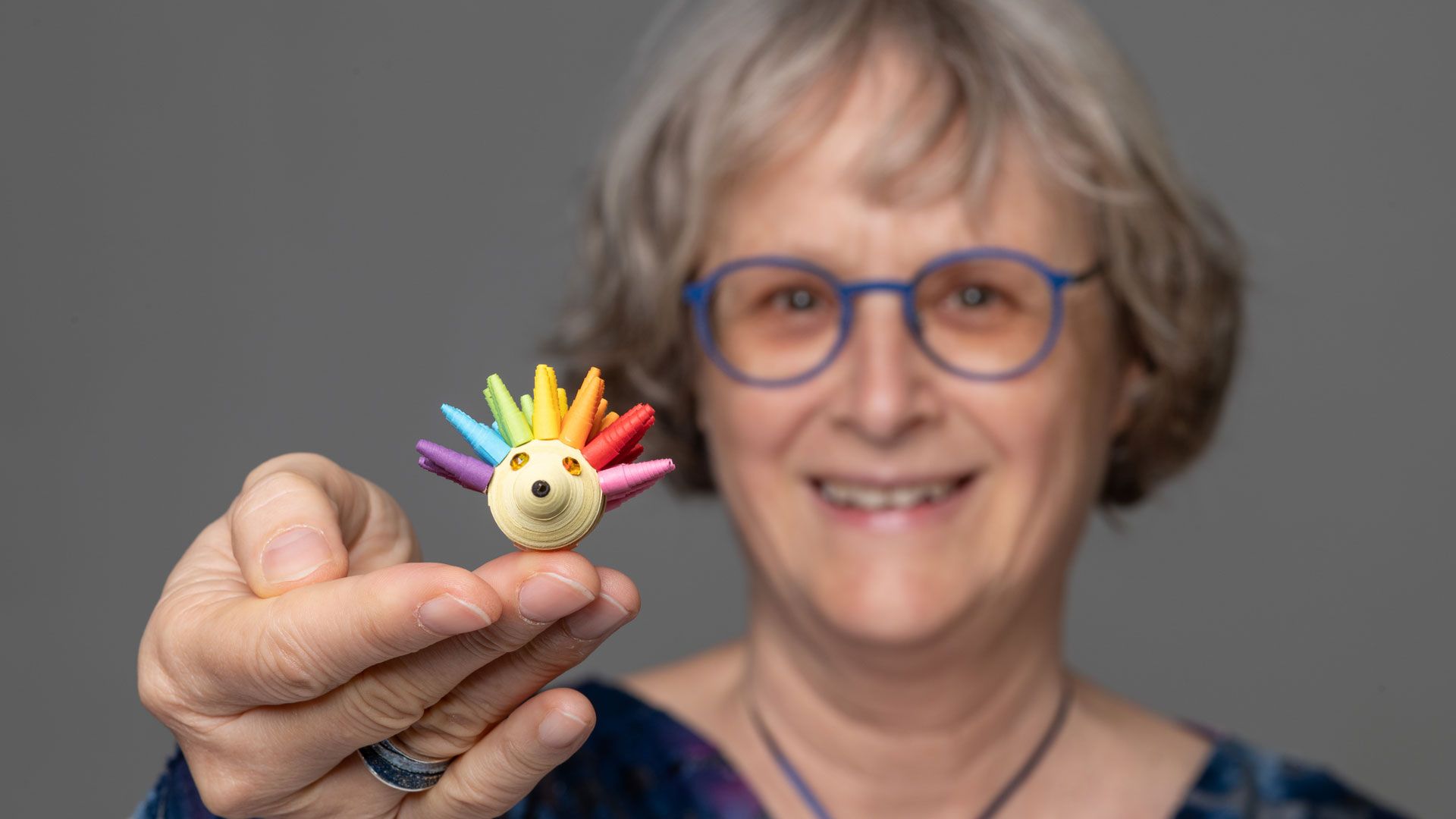 Birgit Brieger begeistert sich fürs Quillen (zu  deutsch Aufspulen). | Foto: Jens Schierenbeck - Studio Gleis 11